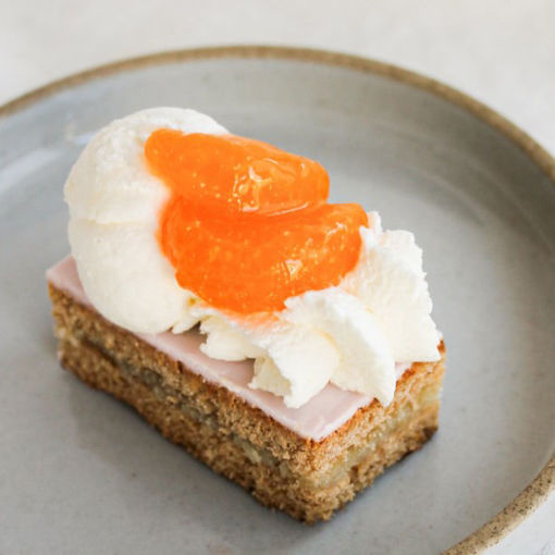 Eenhaps oranjekoek slagroom