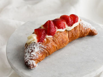 Afbeeldingen van Aardbeien croissant - per stuk